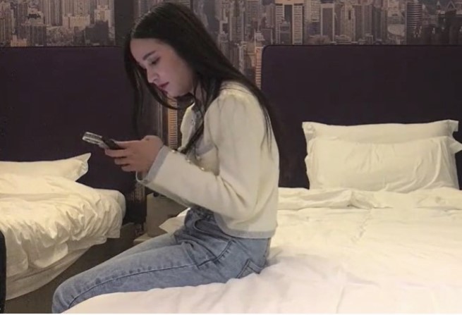 买了个金手镯喜笑颜开 ,聊聊天调调情 ,扒掉衣服正入