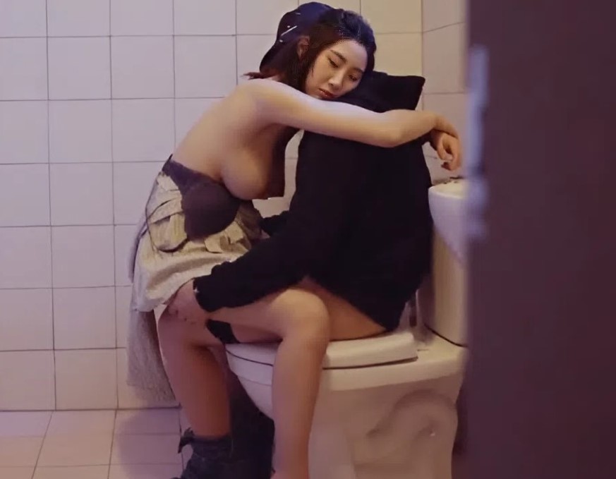 JDSY-465 The busty housewife is cheating on her husband with the neighbor in a public restroom